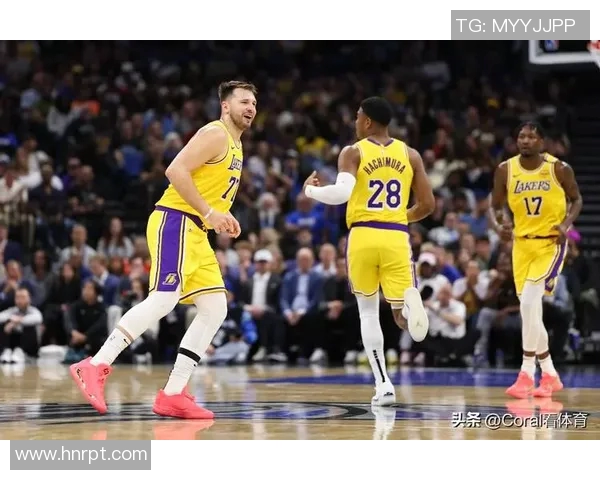 雄鹿与森林狼激战正酣NBA赛场精彩瞬间回顾与分析